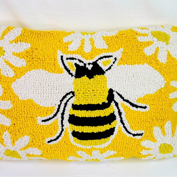 New MT JONES Bumble Bee Daisies Yellow White Accent Needle Point Pillow 19" x 13 - Picture 1 of 4